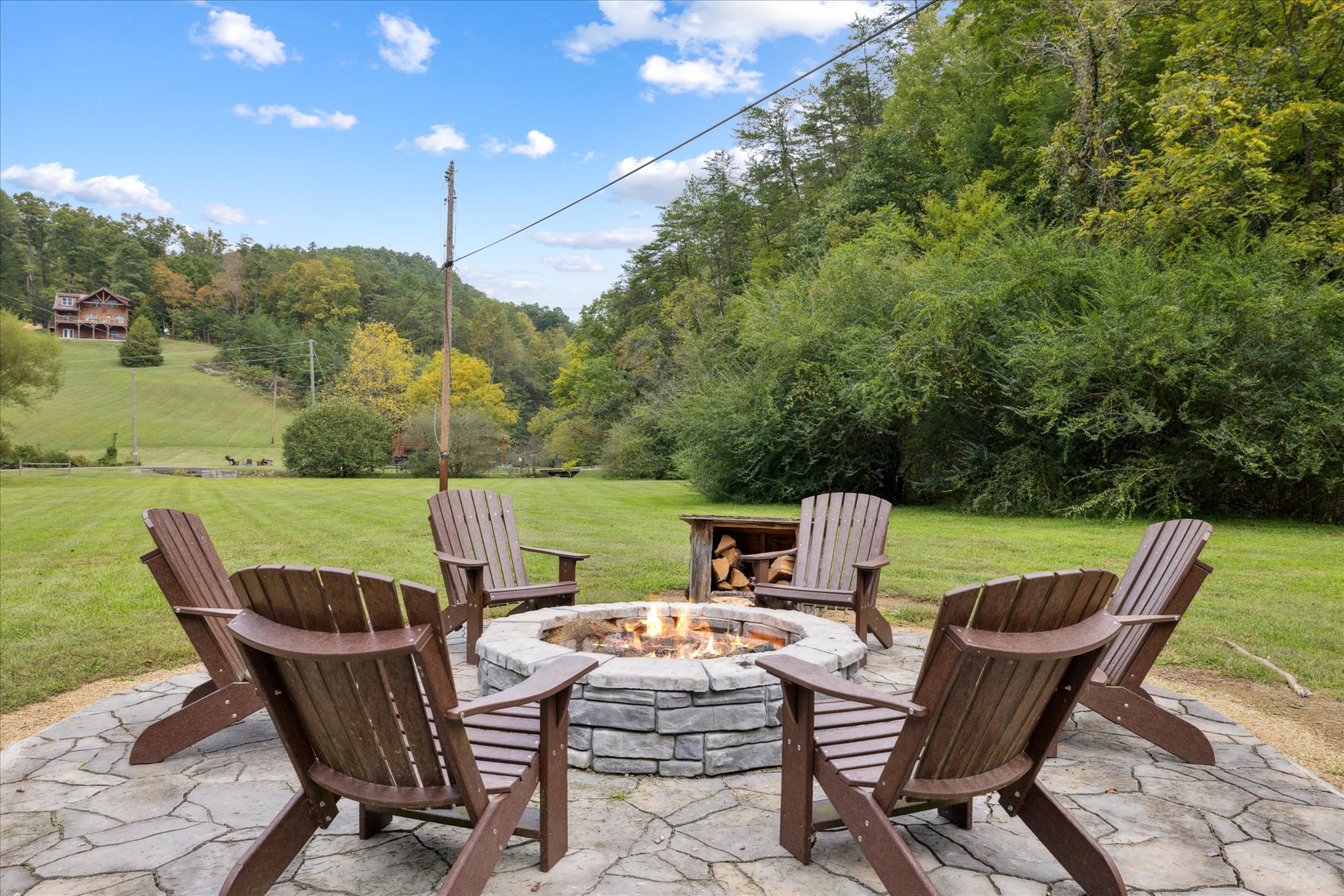 The best smoky mountains cabin rentals in Gatlinburg, Sevierville, Pigeon Forge offering an exclusive deal on cabin rentals and vacation homes with hot tubs, indoor pools, fire pits, and mountain views!